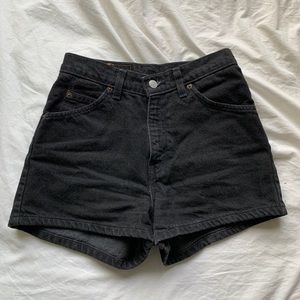 VINTAGE HIGH WAISTED BLACK LEVI SHORTS